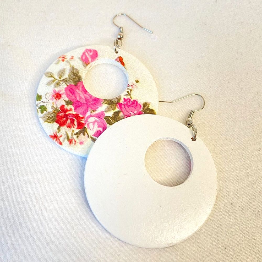 💎Hoop Earrings Wooded Floral Pink Roses On White Background Fish Hook